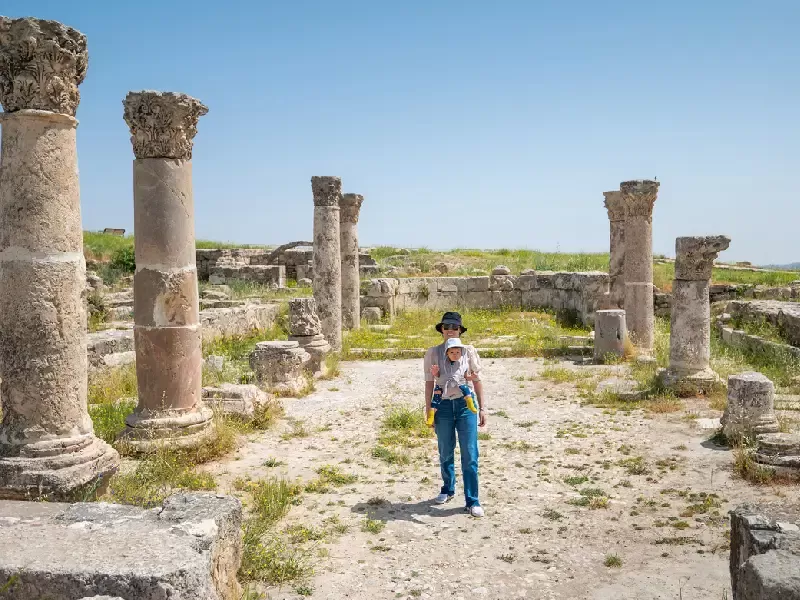 Donna nel Teatro Romano, tour giordania 8 giorni